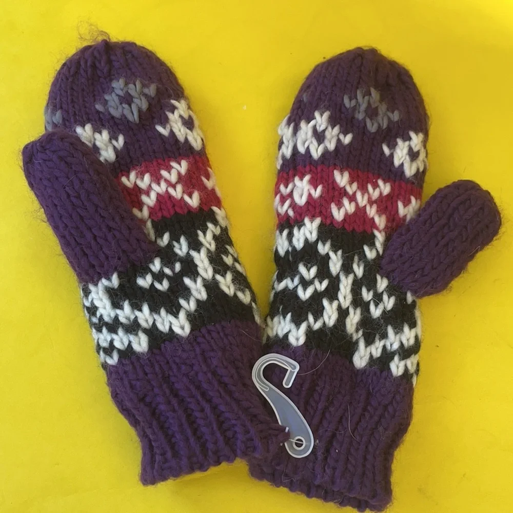 New vintage multicolored knitted mittens
